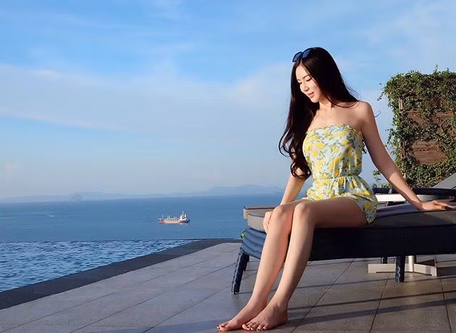 Truy tìm vào trang Instagram cá nhân của nữ thiết kế này, người ta luôn phải trầm trồ trước nhan sắc và thần thái mỗi khi xuất hiện của cô nàng này.