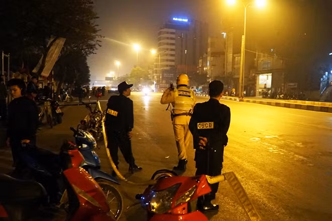 Cụ thể, trên MXH nickname Hoàng Thông chia sẻ: "Nhà mình ở khu vực Hàng Điếu mà cứ 1h - 2h sáng khi đang lim dim ngủ thì lại có tiếng động cơ phá vỡ mọi thứ. Không chỉ 1 mà là hàng đoàn xe thi nhau chạy, nẹt bô, bấm còi inh ỏi cả phố".