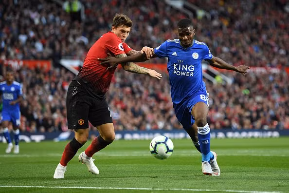 Jose Mourinho đã yêu cầu lãnh đạo MU chi tiền mua Maguire hoặc Varane nhưng ông vẫn tin dùng Lindelof.