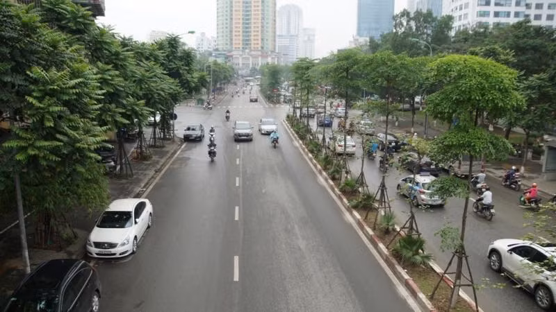Không còn cảnh tắc đường, mưa lất phất rơi khiến người Hà Nội hoài niệm về những ngày vắng vẻ của đầu năm mới.