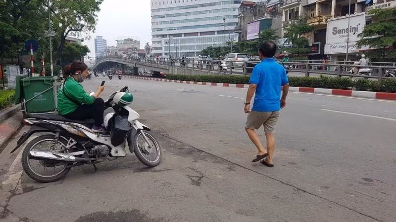 Theo ghi nhận của nhiều dân mạng, những con phố hàng ngày tấp nập dòng người qua lại như Kim Mã, Nguyễn Thái Học hay Nguyễn Chí Thanh trong những ngày nghỉ lễ 30/4 trở nên khá thoáng.