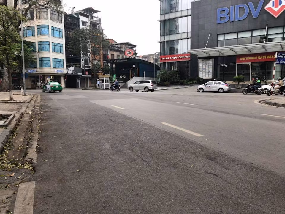 Vào những dịp nghỉ lễ dài ngày như Tết âm lịch, hay mới đây là nghỉ lễ 30/4 - 1/5, hầu hết người dân đều đổ dồn ra ngoại thành và những địa điểm du lịch thì hình ảnh một Hà Nội yên bình và vắng vẻ lại hiện về.