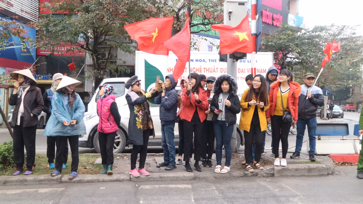 Chia sẻ về cảm xúc của mình, bác Hà Minh Chiến (60 tuổi, Kim Mã) cho biết: "Một không khí lễ hội thực sự, các cháu đã thi đấu không biết mệt mỏi và giờ là về với vòng tay của người dân Việt Nam và người hâm mộ. Tự hào lắm Việt Nam ơi!".
