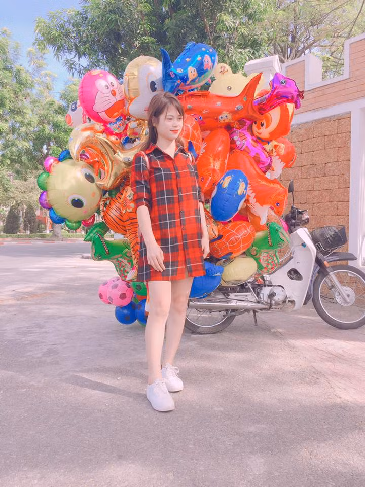 Ngoài việc là một nữ CĐV nhiệt huyết với CLB SLNA, Nguyễn Thu còn gây ấn tượng bằng ngoại hình khá ưa nhìn với những đường nét quyến rũ, làn da trắng, đôi mắt to dễ thương cùng đôi môi hồng thắm.