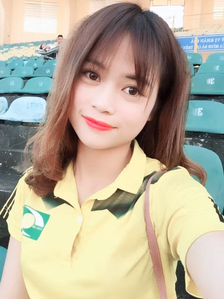  Cô gái xứ Nghệ được nhắc tới đó là Nguyễn Thị Thu (SN 1997) hiện đang sinh sống và làm việc tại Thạch Hà - Hà Tĩnh. Những hình ảnh cùng câu chuyện mỗi lần SLNA đá trên sân Vinh lại vượt 50 km từ nhà tới SVĐ của cô gái xinh đẹp này được nhiều fanpage trên cộng đồng mạng đồng loạt chia sẻ.
