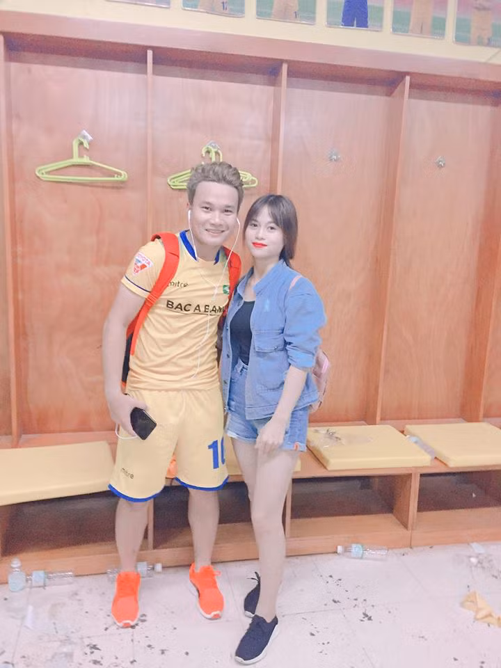 Những hình ảnh thường xuyên được tiếp xúc với cầu thủ của Nguyễn Thu cũng khiến không ít các cô gái phải ghen tỵ. Nhưng về phần mình, cô bạn 9X này cũng chia sẻ thêm rằng: "Các cầu thủ đi đến đâu cũng có nhiều fan nữ "bủa vây" hâm mộ. Nhưng con gái Nghệ, có phần hơi khác một chút. Họ hâm mộ, nhưng rạch ròi, không cuồng thái quá. Ở xứ Nghệ, thực tế cầu thủ không hẳn là mẫu người lý tưởng của phần đa con gái vậy nên yêu bóng đá thôi chứ yêu cầu thủ thì em chưa nghĩ tới".