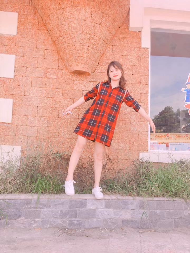 Chỉ sau vài giờ câu chuyện và những hình ảnh của Nguyễn Thu được các fanpage chia sẻ, trang cá nhân của nữ CĐV này đã tràn ngập những lời mời kết bạn cùng với đó là những dòng tin nhắn làm quen của rất nhiều anh chàng muốn tuyển người yêu đam mê bóng đá.