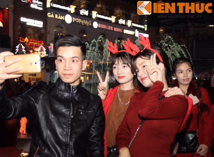 Khu vực vòi phun nước Hồ Gươm là nơi tụ tập của các bạn trẻ để chuẩn bị cho những hoạt động đi chơi đêm Noel.