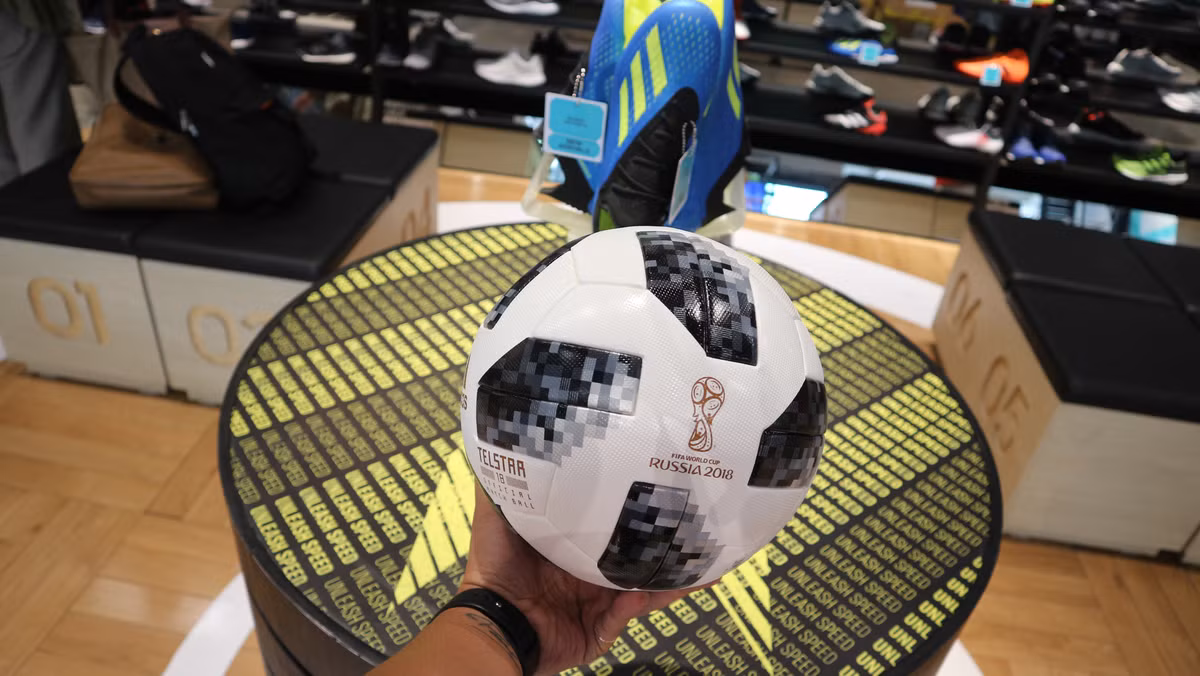 Điều đặc biệt khiến trái bóng Telstar 18 được đặc biệt chú ý đó là bên trong quả bóng được gắn 1 chip NFC giúp các trọng tài có thể tương tác với trái bóng thông qua các thiết bị thông minh.