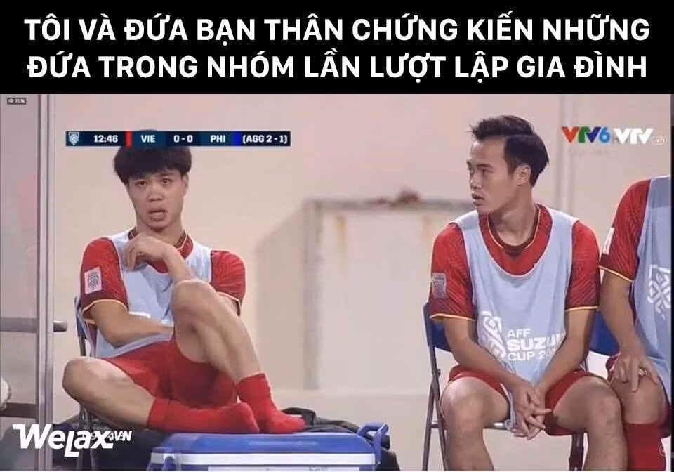 Hình ảnh Văn Toàn và Công Phượng cùng ngồi dự bị ở ngoài trong trận bán kết của đội tuyển Việt Nam với Philippines đã trở thành chủ đề của những bức ảnh chế bóng đá trên MXH của CĐM.