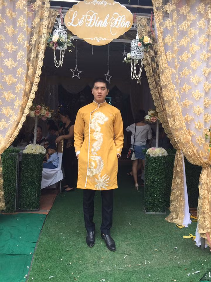 Chính sự đối lập giữa cảm xúc của hai chàng trai khi làm cùng một công việc đã khiến dân mạng vừa buồn cười lại vừa thương.
