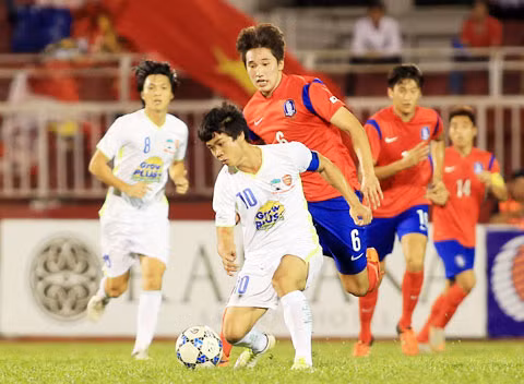 Một thế trận đôi công được U21 HAGL và U19 Hàn Quốc tạo ra trong trận chung kết U21 Quốc tế 2015.