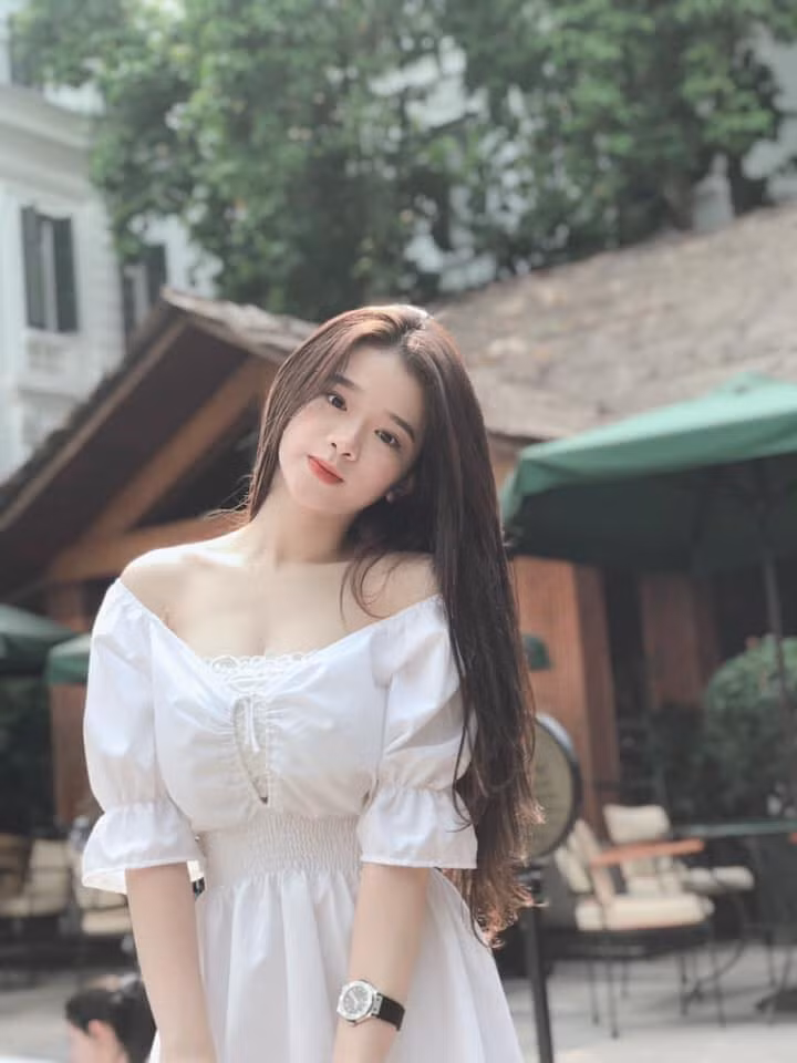 Bên cạnh những ồn ào xoay quanh việc đạt với 6,5 điểm Ngoại ngữ; 4 điểm Toán trong kỳ thi vào cấp 3 hay phát ngôn về việc tiền có thể mua điểm, Linh Ka còn được chú ý khi ra những sản phẩm hát cover bị ném đá tơi tả trên mạng xã hội.