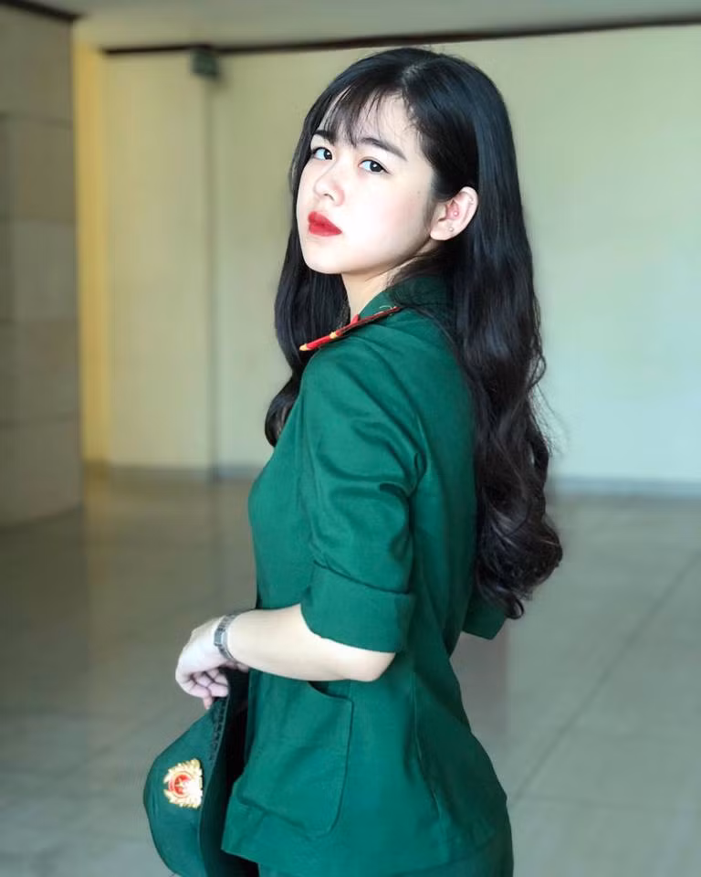 Chia sẻ về bức ảnh của mình, nữ sinh mặc quân phục này cho biết: "Tấm ảnh đó em chỉ đăng chơi thôi và không ngờ lại được nhận về nhiều sự chú ý như thế. Đó là ảnh hôm khai giảng trường vừa rồi. Ảnh này được một người thợ ảnh em quen chụp cho. Bức đó là lúc em đang xem tiết mục hát chào mừng khai giảng và được chụp lại hoàn toàn vô tình thôi. Nếu em tạo dáng chụp ảnh thì xấu lắm luôn".