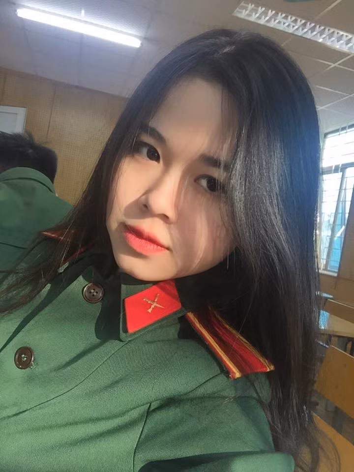 Thùy Linh là con thứ ba trong gia đình. Cô bạn này dù là ít nhưng lại thiệt thòi khi phải sống xa nhà ngay từ bé.