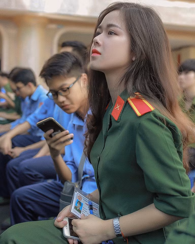 Thời gian qua, dường như những cô gái mặc quân phục luôn có một sức hút thật sự khó cưỡng, nhất là khi họ còn sở hữu vẻ bề ngoài xinh xắn, đáng yêu. Điển hình như bức ảnh của cô bạn có tên Lê Thùy Linh người vừa được dân mạng biết đến qua bức ảnh vô cùng đẹp.