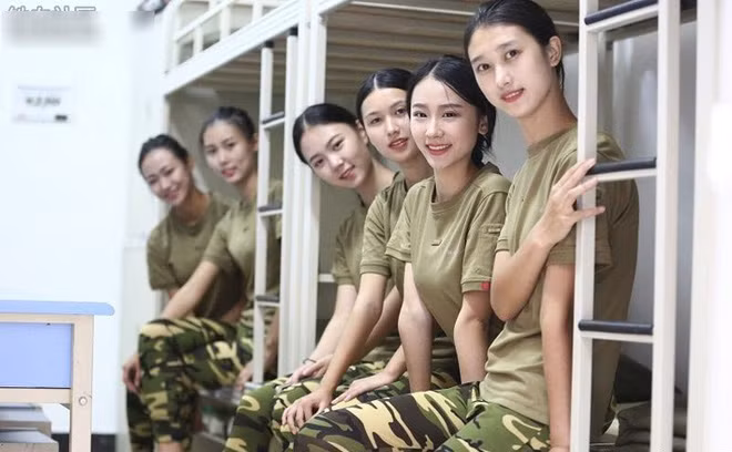 Mới đây, trên mạng xã hội Weibo, rất nhiều thành viên đã chung tay chia sẻ những bức ảnh của dàn nữ sinh học quân sự có nhan sắc chẳng thua kém hoa hậu hay ca sĩ.