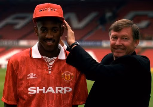 Chris Sutton của CLB Blackburn Rovers là vua phá lưới mùa giải 1997-1998 với 18 bàn và sau đó anh được HLV Alex Ferguson đưa về sân Old Trafford mùa giải 1998/1999.