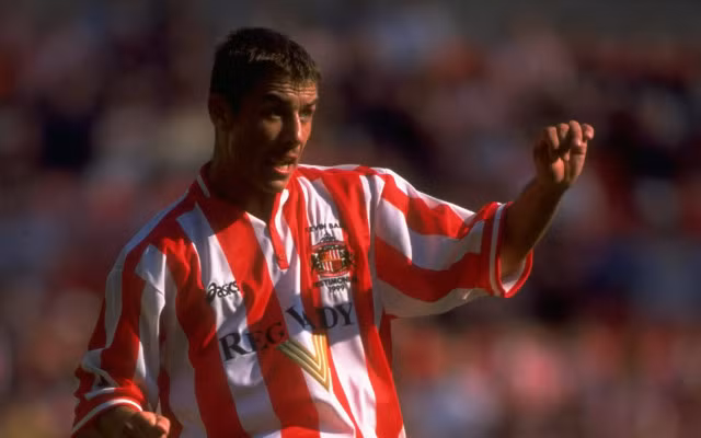 Mùa giải Premier League 1999/2000, Kevin Phillips khi đó còn thi đấu cho Sunderland đã ghi được 30 bàn thắng và tạo nên mùa giải thành công cho đội chủ sân "Ánh Sáng".