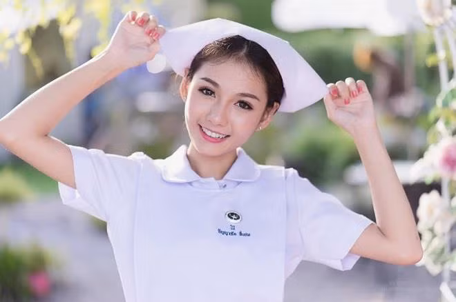 Tháng 7/2016, hình ảnh nữ y tá xinh đẹp nhất Thái Lan có tên Namkhing Kanyapak. Cô gái này sở hữu gương mặt mặt xinh xắn, nụ cười tươi và nhanh chóng nhận được nhiều lời tán dương từ dân mạng.