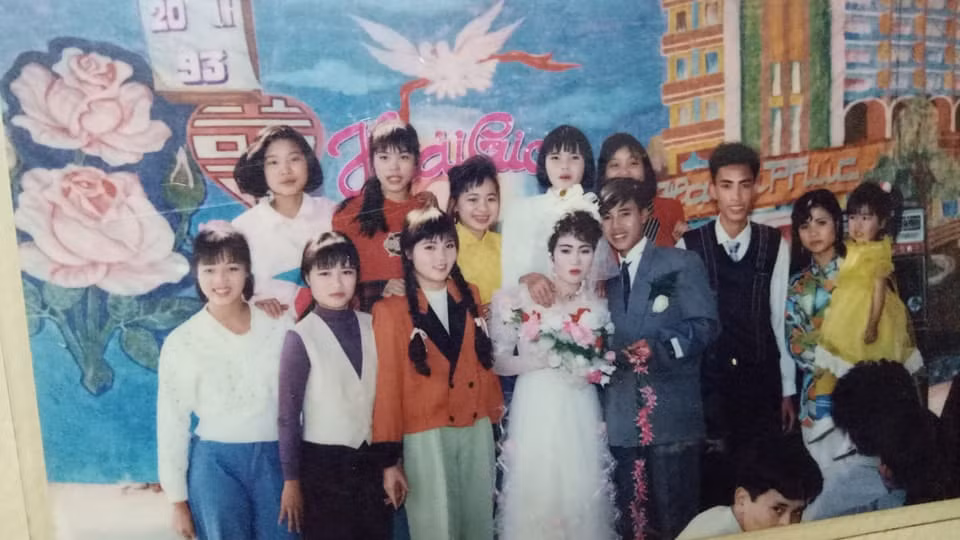Nickname Phạm Thanh Hà (nhân viên văn phòng tại Hà Nội) chia sẻ: "Đám cưới vào đầu những năm 90 đơn giản nhưng vui lắm. Nhà trai, nhà gái ai cũng rộn ràng, hàng xóm láng giềng mỗi người một tay, một chân giúp dựng rạp, mổ thịt rồi chuẩn bị cỗ. Xe đón dâu cũng chẳng đa dạng như ngày nay, phải thuê cả xe chở khách chạy đường dài để đón dâu". Nickname Phạm Thanh Hà (nhân viên văn phòng tại Hà Nội) chia sẻ: "Đám cưới vào đầu những năm 90 đơn giản nhưng vui lắm. Nhà trai, nhà gái ai cũng rộn ràng, hàng xóm láng giềng mỗi người một tay, một chân giúp dựng rạp, mổ thịt rồi chuẩn bị cỗ. Xe đón dâu cũng chẳng đa dạng như ngày nay, phải thuê cả xe chở khách chạy đường dài để đón dâu".