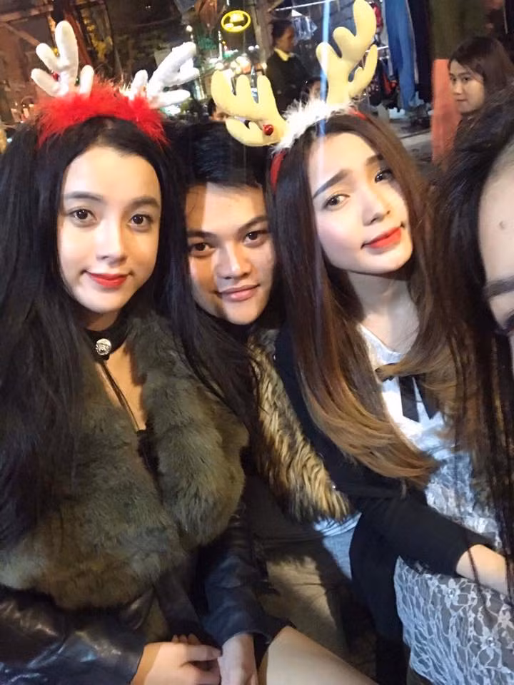Hai bạn nữ xinh đẹp đội chiếc bờm tuần lộc được cách điệu tranh thủ ghi lại những hình ảnh đáng nhớ với cậu bạn thân.
