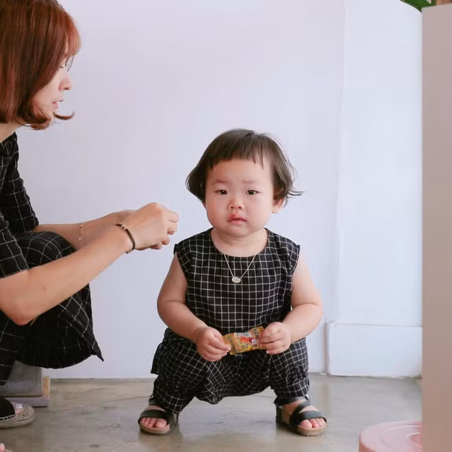 Những bình luận khen ngợi ngoại hình xinh đẹp và tươi tắn của mẹ Hye Ju đã được dân mạng gửi đi sau khi những bức ảnh bà mẹ trẻ Hàn Quốc này được dân mạng tìm thấy.