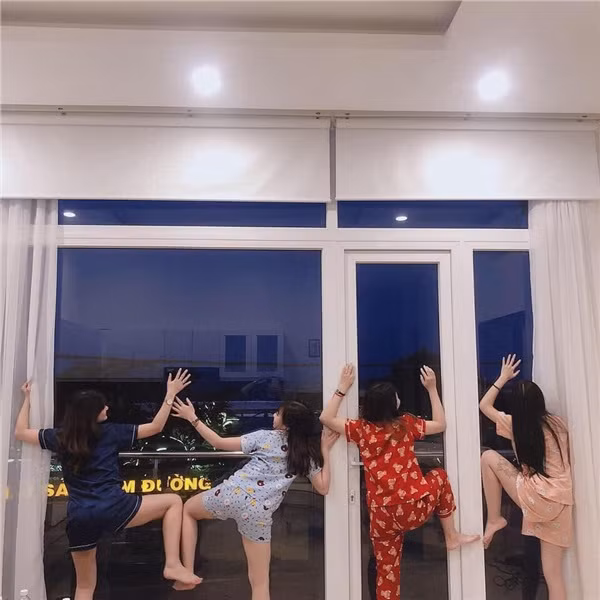 Trong bữa tiệc chia tay độc thân, hội bạn thân là các cô gái cùng nhau làm những điều điên rồ nhất, chẳng sợ ai la rầy, chẳng sợ ai đánh giá…
