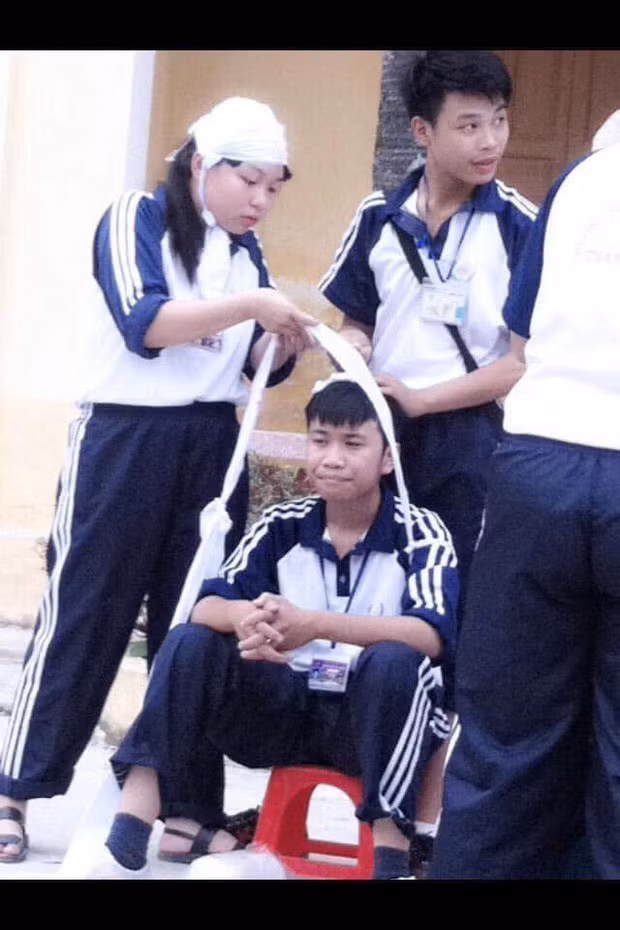 Tài khoản Nguyễn Thị Ngọc Duy chia sẻ: "Những kẻ bị thương lại đi băng bó vết thương cho người khác". Còn nickname Lê Trọng Nam bình luận: "Không biết có phải sinh năm con chuột bạch không mà bị lấy ra làm mẫu".