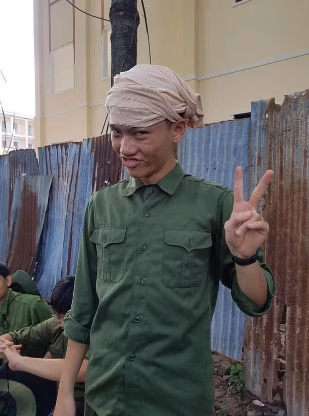 Những hình ảnh hài hước băng bó cứu thương đã mau chóng thu hút sự quan tâm của cộng đồng mạng, nhiều bình luận tỏ ra vô cùng đồng cảm.