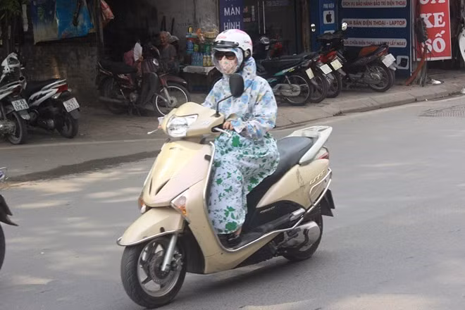 Theo một số dân mạng phân tích, phần nữa khiến các Ninja trên phố thường xuyên "thi triển" những động tác tham gia khó hiểu đó là nỗi lo luôn đầy ắp trong đầu họ. Nào là đón con, đi chợ hay tối nay nấu cho chồng món gì, con cái học hành ra sao, mai mấy giờ nộp báo cáo....