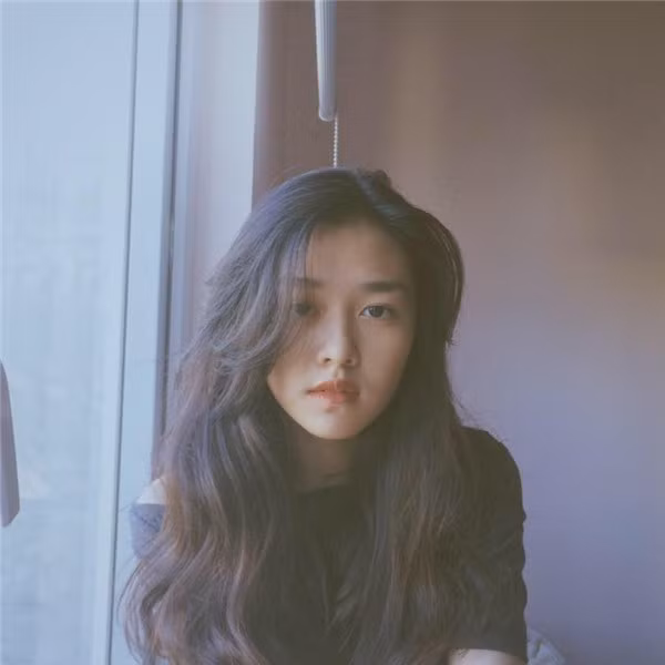 Theo dân mạng bình luận: "Khác với những hot girl 10X khác, Tường San chọn cho mình một phong cách rất khác, cô bạn này thích sự quyến rũ tự nhiên nhưng vẫn giữ được vẻ hồn nhiên đúng với lứa tuổi chứ không quá đĩnh đạc, già dặn".