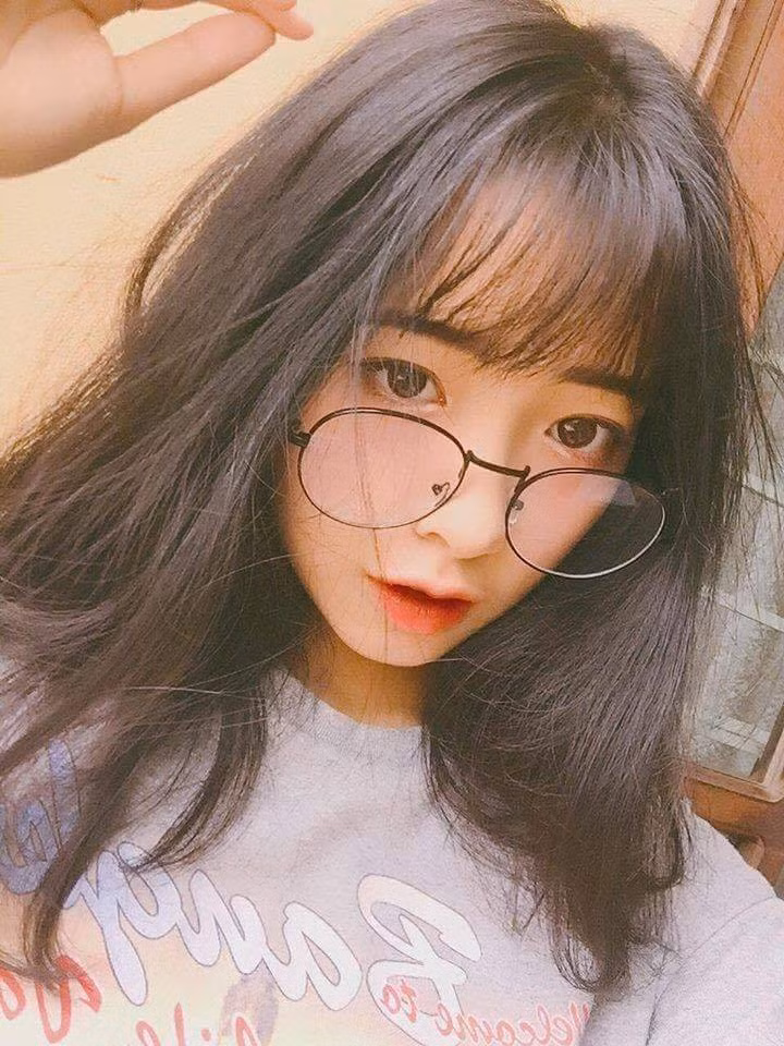 Từ kính mắt tròn hay kính mắt vuông những cô gái đeo kính luôn thu hút sự chú ý từ người đối diện.