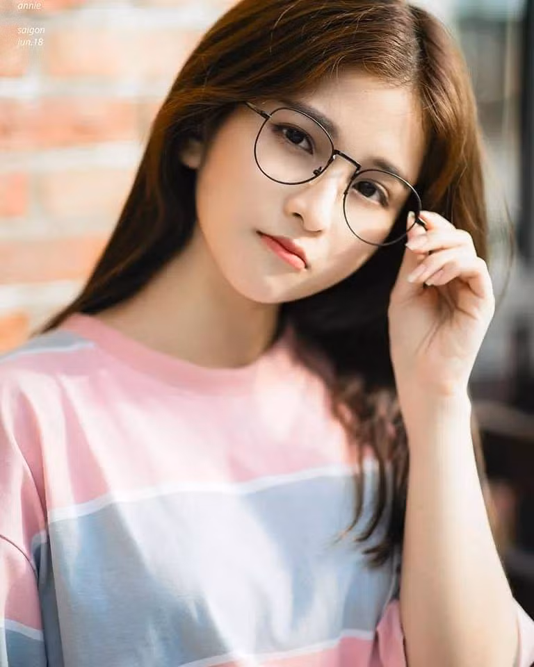 Dù bị cận thật hoặc chỉ làm phụ kiện nhưng phải công nhận rằng những người con gái đeo kính luôn có một sức hấp dẫn lạ kì.