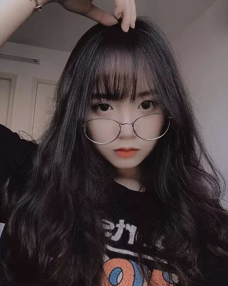 Ngay sau khi được đăng tải, những bức ảnh trong album các cô nàng đeo kính nhận được không ít lời khen đến từ cộng đồng mạng.