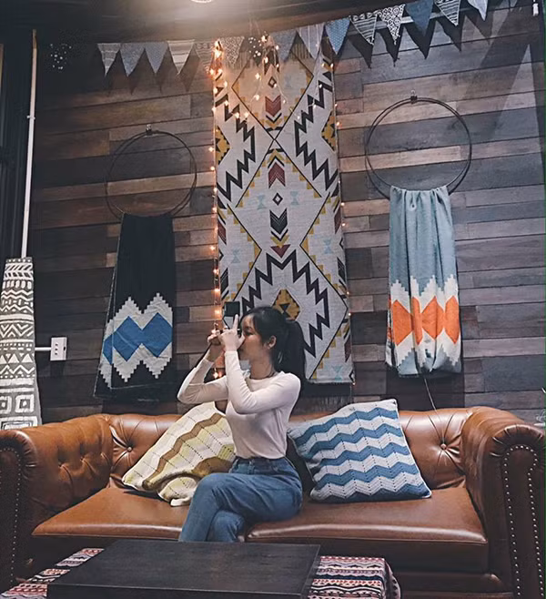 "Lớp 10, bố mình còn bắt đi cày, bừa đất và kéo cả xe củi gỗ. Mùa màng vẫn cứ ra đồng phụ bố mẹ kéo mấy xe lúa xe ngô xe mía to ú ụ, rồi đi xúc từng xe phân đi bón cho ngô khoai lúa sắn" cô gái xinh đẹp Nghệ An chia sẻ thêm.