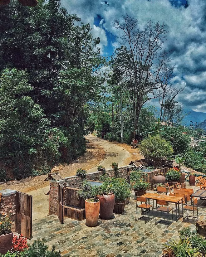 Sa Pa ngày càng xuất hiện nhiều quán cafe vừa xinh, vừa chất. Những quán này thường tập trung nhiều quán cafe đẹp ở đây có thể kể đến như khu Cầu Mây ở khu vực trung tâm hay khu bản Cát Cát với view nhìn ra dãy Hoàng Liên Sơn hùng vĩ.