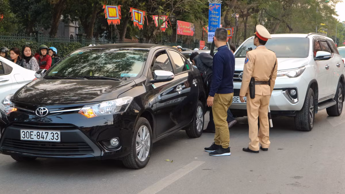 Chia sẻ với PV Kiến Thức, một cán bộ trực ban đội CSGT số 2 nói: "Lường trước được việc ùn tắc giao thông trong ngày đầu năm mới, lãnh đạo đội giao thông đã phân chia anh em chiến sĩ trực chiến tại các chốt giao thông có thể xảy ra ùn ứ".