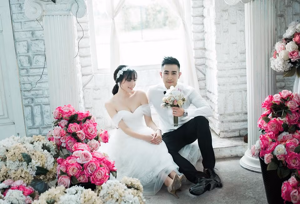 Hot girl Ngân Búng quyết định lên xe hoa với người tình hẹn hò hai năm của mình là anh chàng tạo mẫu tóc Phạm Quang Trung.