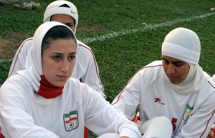 LĐBĐ Iran còn bị cáo buộc rằng, việc để cho 8 người là nam giới lọt vào ĐT nữ Iran là một hành vi "vô đạo đức".