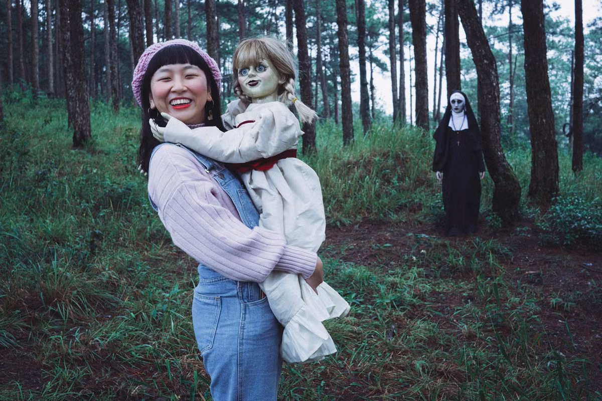 Dù mới được công chiếu nhưng The Nun có nhân vật ma sơ kinh dị tên Valak đã thu hút được rất nhiều giới trẻ. Bắt kịp trend, thánh lầy Trang Hý đã cho ra đời bộ ảnh mang hơi hướng kinh dị nhằm lưu giữ kỷ niệm trong chuyến du lịch Đà Lạt của cô.