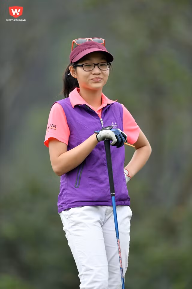Cùng ngắm nhìn nữ golf thủ tuổi 14 của tuyển golf Việt Nam tham dự SEA Games 29 trên đất Malaysia sắp tới.
