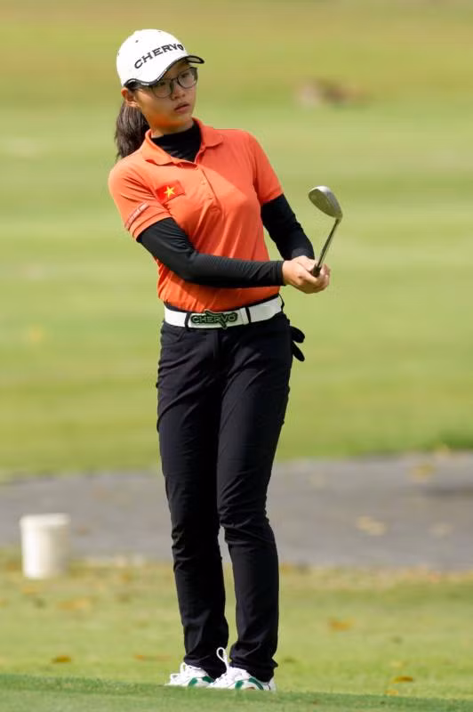 Với cặp kính cận, nữ golf thủ được nhận xét hiền lành. Cộng với chiều cao nổi bật (1m67), Khuê Minh luôn cho thấy sự nổi bật khi đứng trên sân cỏ.