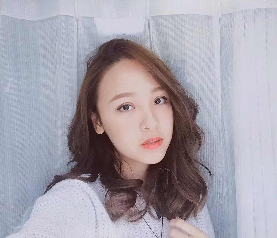 Theo tìm hiểu, trước khi trở thành du học sinh Việt tại Nhật, Hương Thảo đã là một gương mặt quen thuộc khi thường xuyên làm mẫu chụp ảnh cho một số tờ báo tuổi teen, tạp chí thời trang, cửa hàng. Tuy nhiên, khi sang đến đất nước "mặt trời mọc" cô bạn 9X này vẫn tiếp tục máu nghệ thuật khi chuyển sang diễn xuất khi tham gia các clip viral trên MXH.