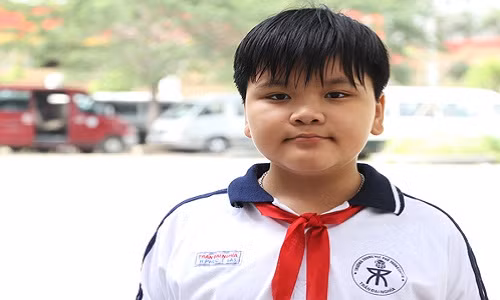 Phúc là người nhỏ tuổi nhất được tuyên dương. Ảnh: Mạnh Tùng.