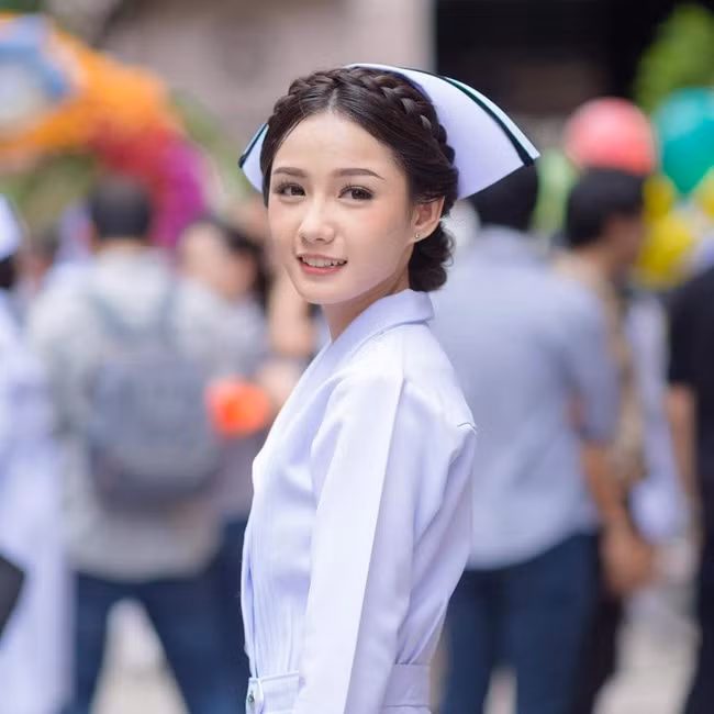 Namkhing Kanyapak (SN 1994), hiện tại cô nàng y tá đẹp nhất xứ chùa Vàng đang làm việc tại một bệnh viện ở thành phố Bangkok (Thái Lan).
