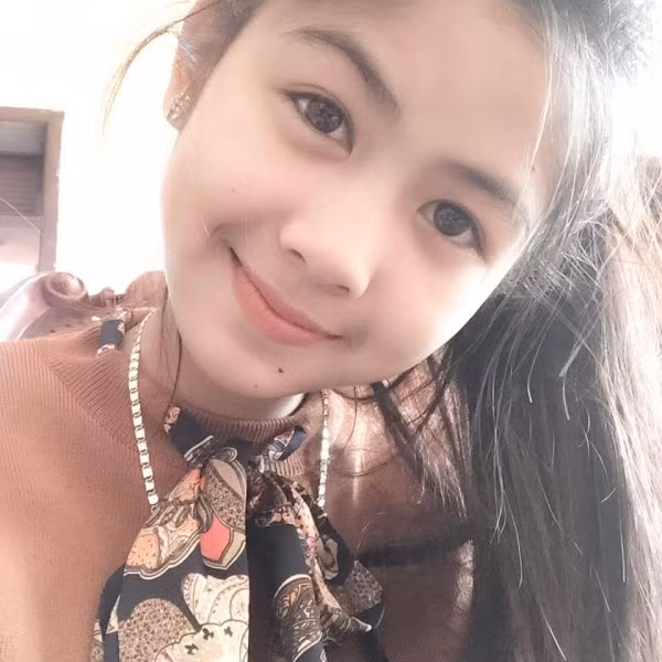 Cô nàng đã biết sử dụng đến trang điểm để nhan sắc của mình nổi bật. Đôi mắt to tròn, hút hồn bao chàng trai.