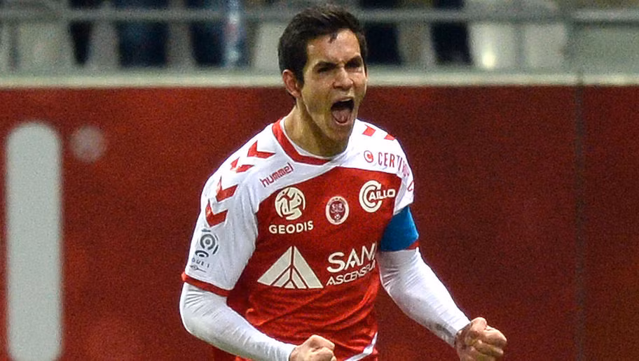 Aissa Mandi hiện là thủ quân của Reims, một đội bóng thuộc Ligue 2. Hậu vệ đa năng này sinh ở thành phố Chalons-en-Champagne của Pháp. Nhưng hậu vệ lại không chọn ĐT Pháp mà lại khoác lên mình màu áo của ĐT Algeria để thi đấu.