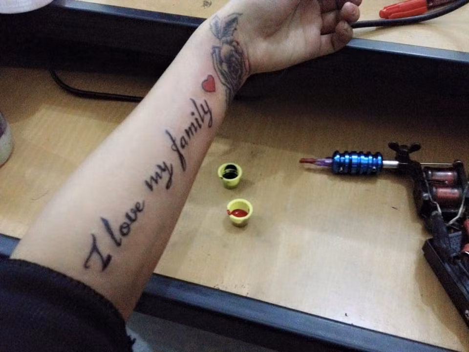 Sau hình xăm kín lưng, Diệp Anh's tiếp tục "tậu" thêm hình con cú ở chân trái và dòng chữ "I love My family" ở tay trái để thể hiện tình cảm với gia đình. Bên cạnh đó, cô gái sinh năm 1997 này còn xăm thêm hình đầu lâu và hoa hồng ở đùi phải.