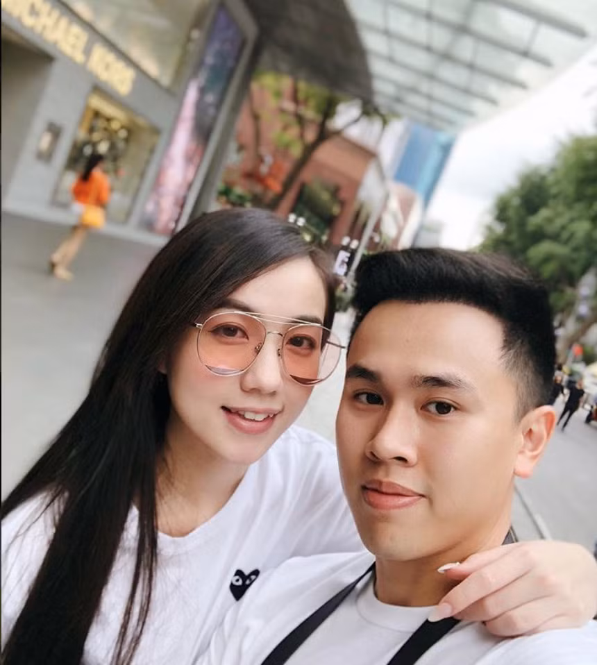 Không gian diễn ra màn cầu hôn của Mie Nguyễn và Dũng Anh được trang trí với tông hồng - trắng tạo ấn tượng trang nhã, ngọt ngào. Trong khoảnh khắc đáng nhớ, chàng trai diện veston lịch lãm đã quỳ gối dâng lên Mie chiếc nhẫn cầu hôn và câu hỏi chân tình đầy xúc động.
